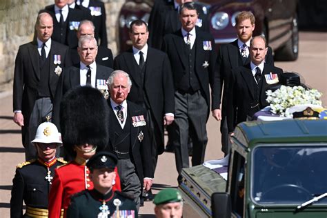 Apr 17, 2021 · The Duke of Edinburgh’s final farewell at St George’s Chapel was like no other royal funeral. And though not a family like any other, with mourners limited to 30 and only the pallbearers not ...